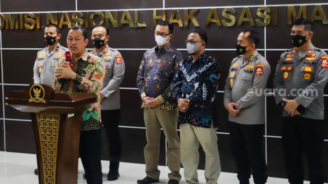 Ketua Komnas HAM Ahmad Taufan Damanik bersama tim khusus forensik Pusdokkes Polri memberikan keterangan pers terkait perkembangan kasus tewasnya Brigadir J di Kantor Komnas HAM, Jakarta Pusat, Senin (25/7/2022). [Suara.com/Alfian Winanto]