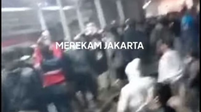 Viral Video Suporter Persija Tunggu Suporter Persib di Stasiun Manggarai, PT KAI Commuter: Tidak Ada Kerusakan
