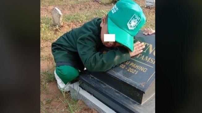 Bocah Ini Berpamitan ke Makam Sang Ayah Sebelum ke Sekolah, Netizen Ikutan Sedih: Anaknya Kangen Sekali