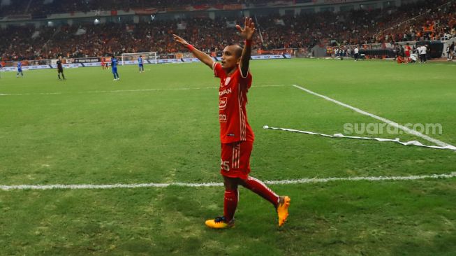 Pesepakbola Persija Jakarta Rico Simanjuntak berselebrasi usai mencetak gol ke gawang Chonburi FC saat laga persahabatan dalam rangka Grand Launching Jakarta International Stadium (JIS) di Tanjung Priok, Jakarta Utara, Minggu (24/7/2022). [Suara.com/Alfian Winanto]