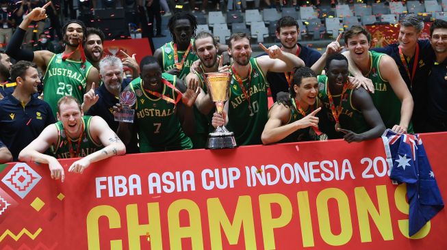 Sejumlah pebasket Australia berselebrasi dan mengangkat piala usai mengalahkan Tim Nasional Lebanon dalam babak final FIBA Asia Cup 2022 di Istora Gelora Bung Karno, Senayan, Jakarta, Minggu (24/7/2022). ANTARA FOTO/Aditya Pradana Putra