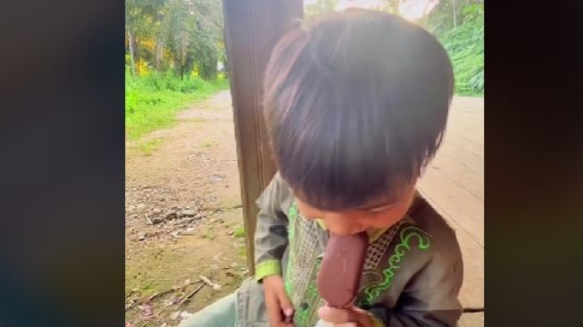 Anak Pedalaman Diajak Makan Es Krim Pertama Kalinya, Reaksi sang Bocah Buat Warganet Terharu