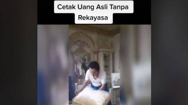 Viral Haji Mihyar Bisa Munculkan Uang Gepokan Ratusan Juta, Netizen Kocak: Beneran Crazy Rich Nih