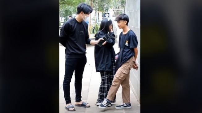 Tangkapan layar dua remaja yang diwawancarai TikToker yang menjadi cikal munculnya Citayam Fashion Week. (TikTok/@bara_ze)