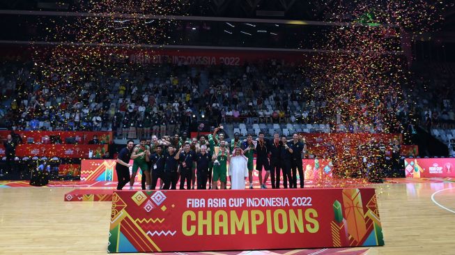 Sejumlah pebasket Australia berselebrasi dan mengangkat piala usai mengalahkan Tim Nasional Lebanon dalam babak final FIBA Asia Cup 2022 di Istora Gelora Bung Karno, Senayan, Jakarta, Minggu (24/7/2022). ANTARA FOTO/Aditya Pradana Putra