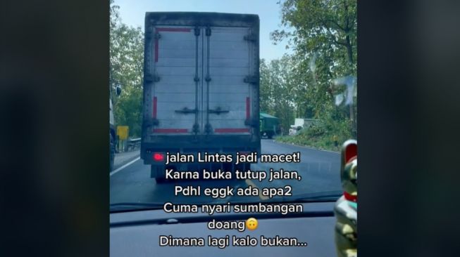 Pemobil dibikin geram usai melihat adanya pungli yang memanfaatkan truk mogok (TikTok)