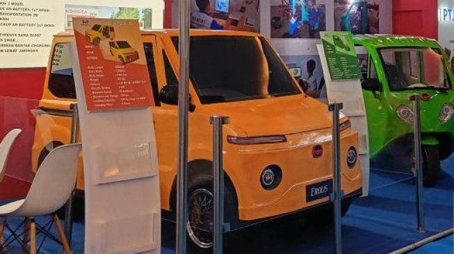 Kendaraan listrik Erolis (kuning) dan Trolis (hijau) di booth Haka Motors di pameran PEVS 2022, JIExpo Kemayoran, Jakarta, 22-31 Juli 2022. [Antara/Suci Nurhaliza]