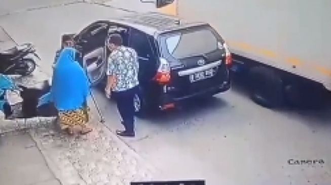 Nenek-nenek Dirampok usai Diajak Masuk ke Mobil. [Instagram]
