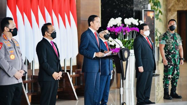 Presiden Joko Widodo atau Jokowi saat menyampaikan pernyataan pers terkait keberangkatannya menuju tiga negara termasuk Ukraina dan Rusia di Bandara Soekarno Hatta, Banten, Tangerang, Minggu (26/6/2022). (BPMI Setpres/Laily Rachev)