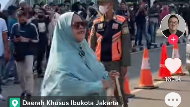 Viral Emak-emak Bergamis Ikut Citayam Fashion Week