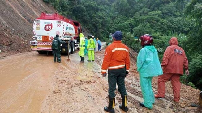 Sempat Ditutup karena Tertimbun Longsor, Jalan Lintas Padang-Solok Sudah Bisa Dilewati