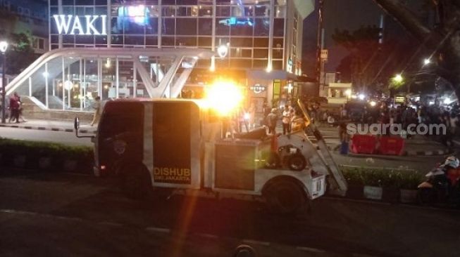 Mobil petugas Dishub DKI Jakarta di lokasi Citayam Fashion Week di stasiun Dukuh Atas, Jakarta Pusat. (Suara.com/Arga