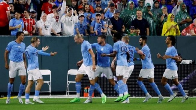 Para pemain Manchester City merayakan gol Erling Haaland (ketiga kiri) pada pertandingan persahabatan internasional antara Manchester City dan FC Bayern Munich di Lambeau Field di Green Bay, Wisconsin, pada 23 Juli 2022.KAMIL KRZACZYNSKI / AFP