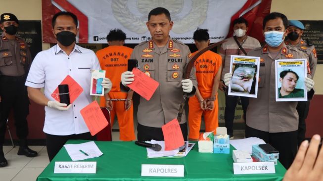 Rilis kasus begal sadis di Polsek Neglasari, Tangerang, Senin (25/7/2022). [Dok. Polisi]