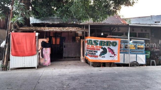 Stasiun kereta api di zaman Hindia Belanda di Jongaya, Kota Makassar, kini jadi rumah tempat tinggal warga [SuaraSulsel.id/Lorensia Clara Tambing]