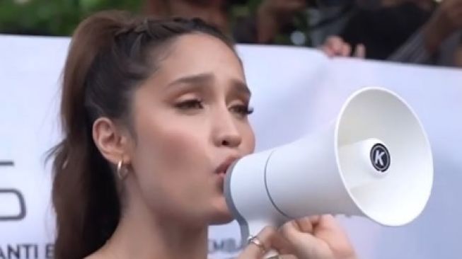 Cinta Laura Punguti Sampah di Lokasi Citayam Fashion Week, Netizen: Jangan Komen Pansos, Dia Tak Butuh Itu!