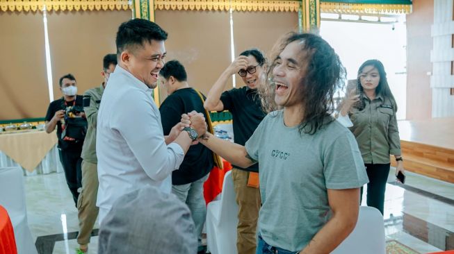 Wali Kota Medan Bobby Nasution menyambut kedatangan personel Slank. [dok Pemkot Medan]