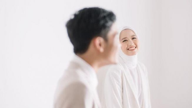 Cara Bintang Emon Rayakan Anniversary dengan Istri: Ajak Cuti Bersama Hingga Kegiatan Romantis Lainnya