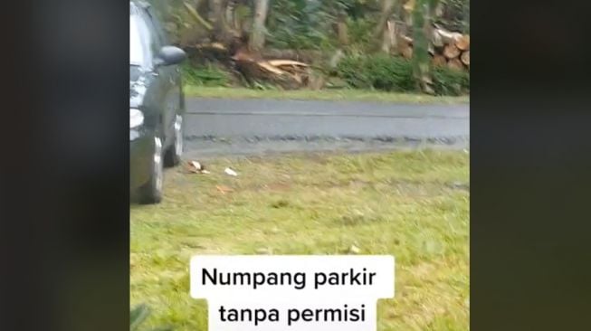 Viral Mobil Parkir di Depan Halaman Rumah Orang, Pergi-pergi Tinggalkan Sampah Berserakan