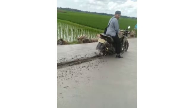 Pria Pemotor Nekat Terobos Jalan Dicor hingga Ditegur Petugas, Begini Reaksinya