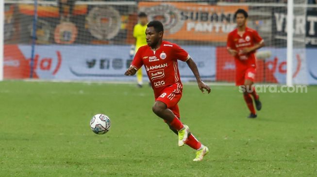 Pesepakbola Persija Jakarta Ricky Cawor menggiring bola  saat laga persahabatan dalam rangka Grand Launching Jakarta International Stadium (JIS) di Tanjung Priok, Jakarta Utara, Minggu (24/7/2022). [Suara.com/Alfian Winanto]