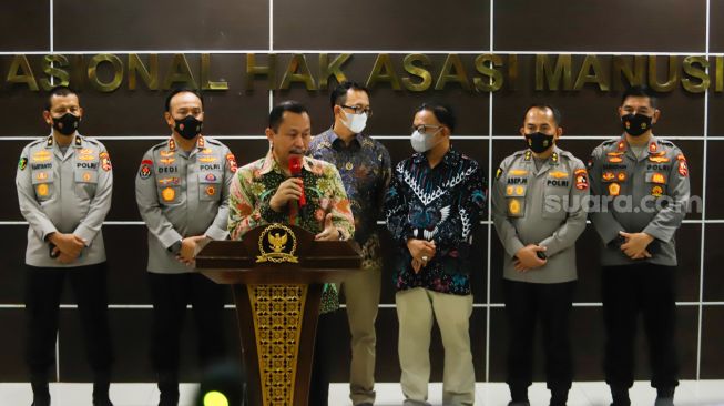 Ketua Komnas HAM Ahmad Taufan Damanik bersama tim khusus forensik Pusdokkes Polri memberikan keterangan pers terkait perkembangan kasus tewasnya Brigadir J di Kantor Komnas HAM, Jakarta Pusat, Senin (25/7/2022). [Suara.com/Alfian Winanto]