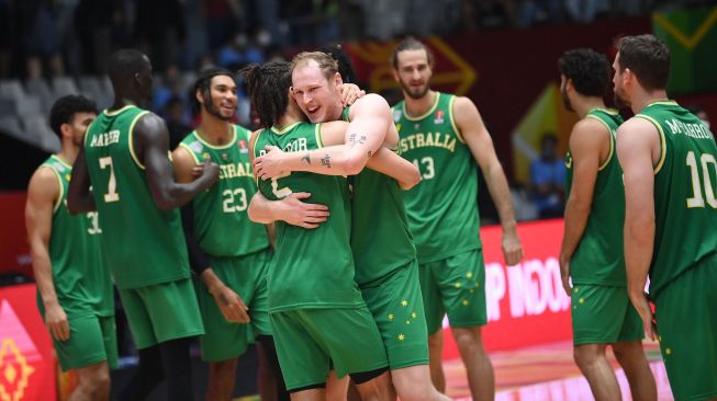 Sejumlah pebasket Australia berselebrasi dan mengangkat piala usai mengalahkan Tim Nasional Lebanon dalam babak final FIBA Asia Cup 2022 di Istora Gelora Bung Karno, Senayan, Jakarta, Minggu (24/7/2022). ANTARA FOTO/Aditya Pradana Putra