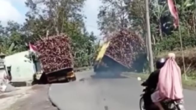 Detik-Detik Truk Tebu Terguling Di Tanjakan Gegara Kelebihan Muatan Viral