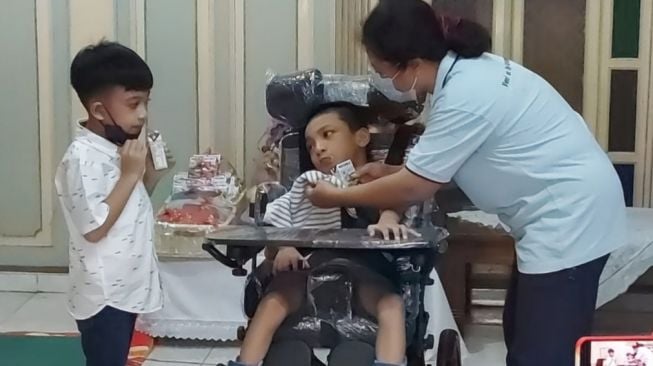 Nampak Akrab, Jan Ethes Hibur dan Ajak Bermain Anak Penderita Cerebral Palsy