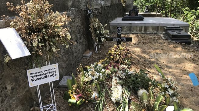 Suasana makam Jemek Supardi, seniman pantomim Yogyakarta di Makam Giri Sapto,Bantul, DI Yogyakarta. [Wahyu Turi Krisanti/Suarajogja.id]