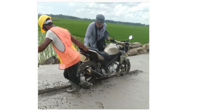 Pemotor terjebak di jalan cor yang masih basah (Instagram)