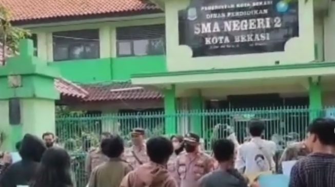 Diduga Ada Transaksi Jual Beli Kursi, SMAN 2 Kota Bekasi Digeruduk Pendemo