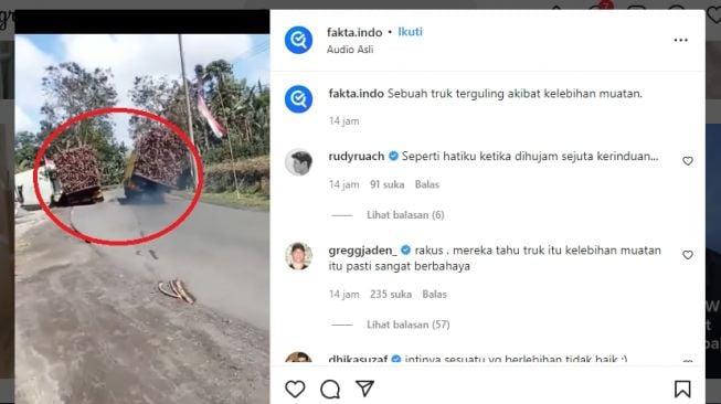 Detik-detik Truk Pengangkut Kayu Kelebihan Muatan Terguling ke Parit, Warganet: Rakus