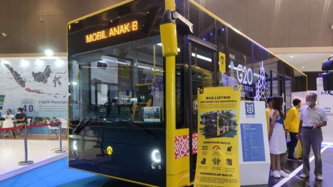 Bus listrik UI, yang dikembangkan bareng Mobil Anak Bangsa, dipamerkan di PEVS 2022, Senin (25/7/2022). [Antara]