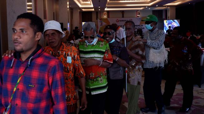 Sejumlah penyandang disabilitas mengikuti sosialisasi Bawaslu di Hotel Mercure, Jayapura, Papua, Senin (25/7/2022). ANTARA FOTO/Sakti Karuru

