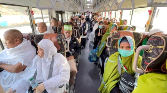 Jemaah haji Indonesia naik bus shalawat (Dok MCH 2022)