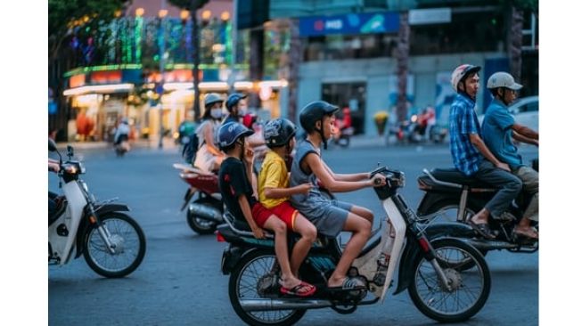 Driver Ojol Nekat Terobos Penghalang Jalan sampai Bikin Penumpangnya Tersangkut