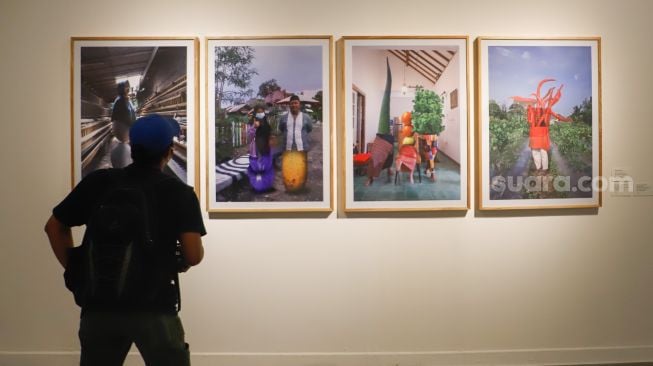 Pengunjung melihat karya seni ciptaan Anang Saptoto di Pameran Manifesto VIII : Transposisi di Galeri Nasional, Jakarta Pusat, Selasa (26/7/2022). [Suara.com/Alfian Winanto]