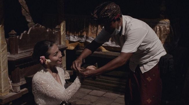 Artis Jalani Prosesi Melukat di Bali (instagram/@arieltatum)