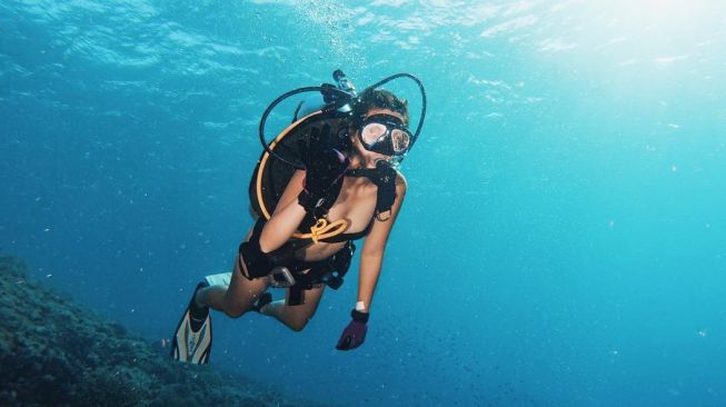 Potret Nia Ramadhani Diving di Labuanbajo (Instagram/@ramadhaniabakrie)