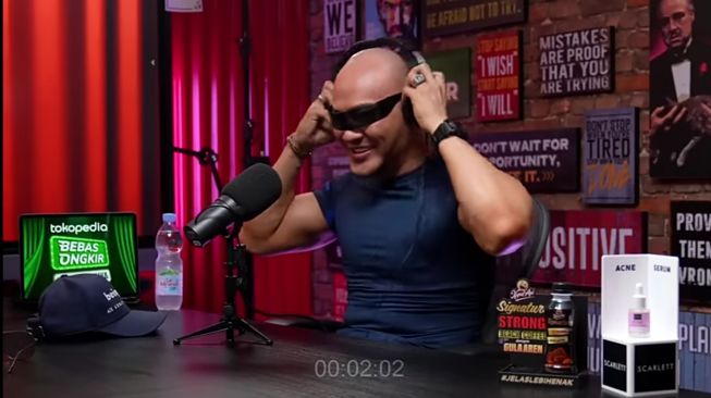 Deddy Corbuzier cicipi fesyen ala anak Citayam (YouTube/Deddy Corbuzier)