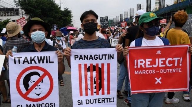 Aksi protes saat pidato kenegaraan perdana Presiden Filipina Ferdinand Marcos Jr. (Foto: AFP)