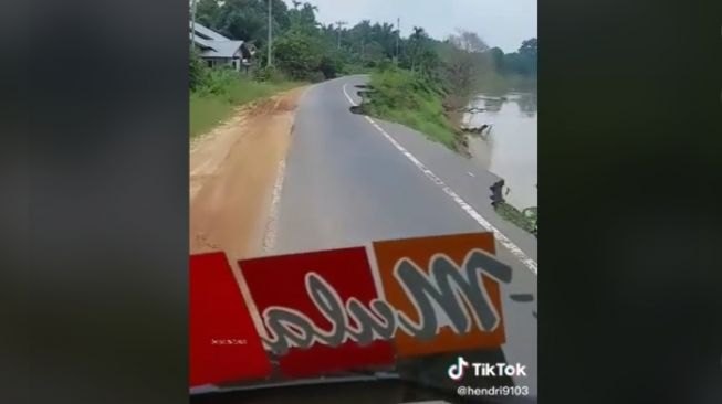 Video Kocak, Google Maps Buat Pengendara Ini Tersesat, Disuruh Belok Kanan Padahal Jalan Buntu ke Sungai