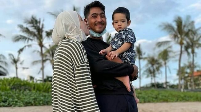 Arya Saloka dan Putri Anne bersama putra mereka, Ibrahim. [Instagram]