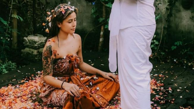 Artis Jalani Prosesi Melukat di Bali (instagram/@narinkovilda)