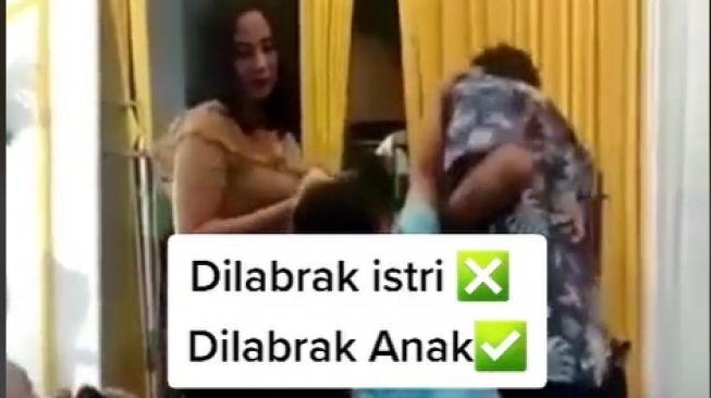 Viral Video Bocah Jewer dan Jambak Ayahnya yang Asik Goyang dengan Biduan: Menjalankan Tugas dari Ibu