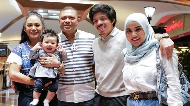 Potret Ameena Makan Malam Bareng Krisdayanti dan Raul Lemos (Instagram/krisdayantilemos)