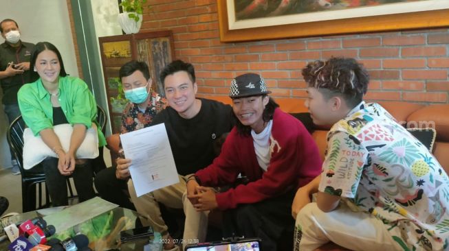 Baim Wong saat gelar jumpa pers terkait polemik merek Citayam Fashion Week di Tanah Kusir, Jakarta, Selasa (26/7). [Suara.com/Rena Pangesti]