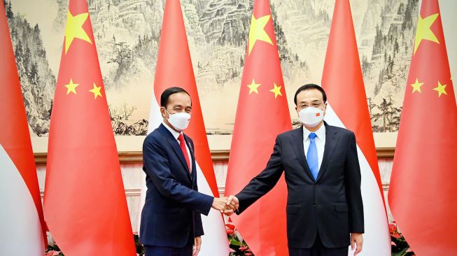 Presiden Joko Widodo (kiri) berjabat tangan dengan Perdana Menteri China Li Keqiang sebelum melaksanakan pertemuan bilateral di Villa 5, Diaoyutai State Guesthouse, Beijing, China, Selasa (26/7/2022).  ANTARA FOTO/Biro Pers Setpres/Laily Rachev