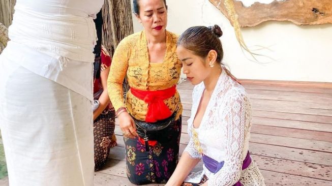 Artis Jalani Prosesi Melukat di Bali (instagram/@inijedar)